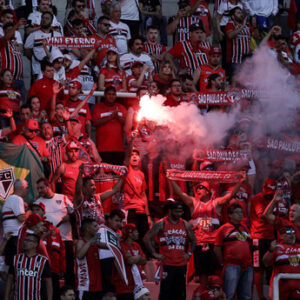 Dragoes-Torcida-221001a